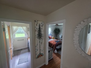 3 bedrooms, in-room safe, iron/ironing board, free WiFi - The Habitat House on Halsey (Troutdale)