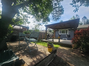Outdoor dining - The Habitat House on Halsey (Troutdale)