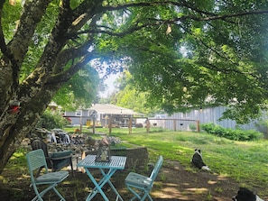 Outdoor dining - The Habitat House on Halsey (Troutdale)