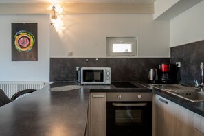 Køleskab, mikrobølgeovn, ovn, kaffe-/temaskine