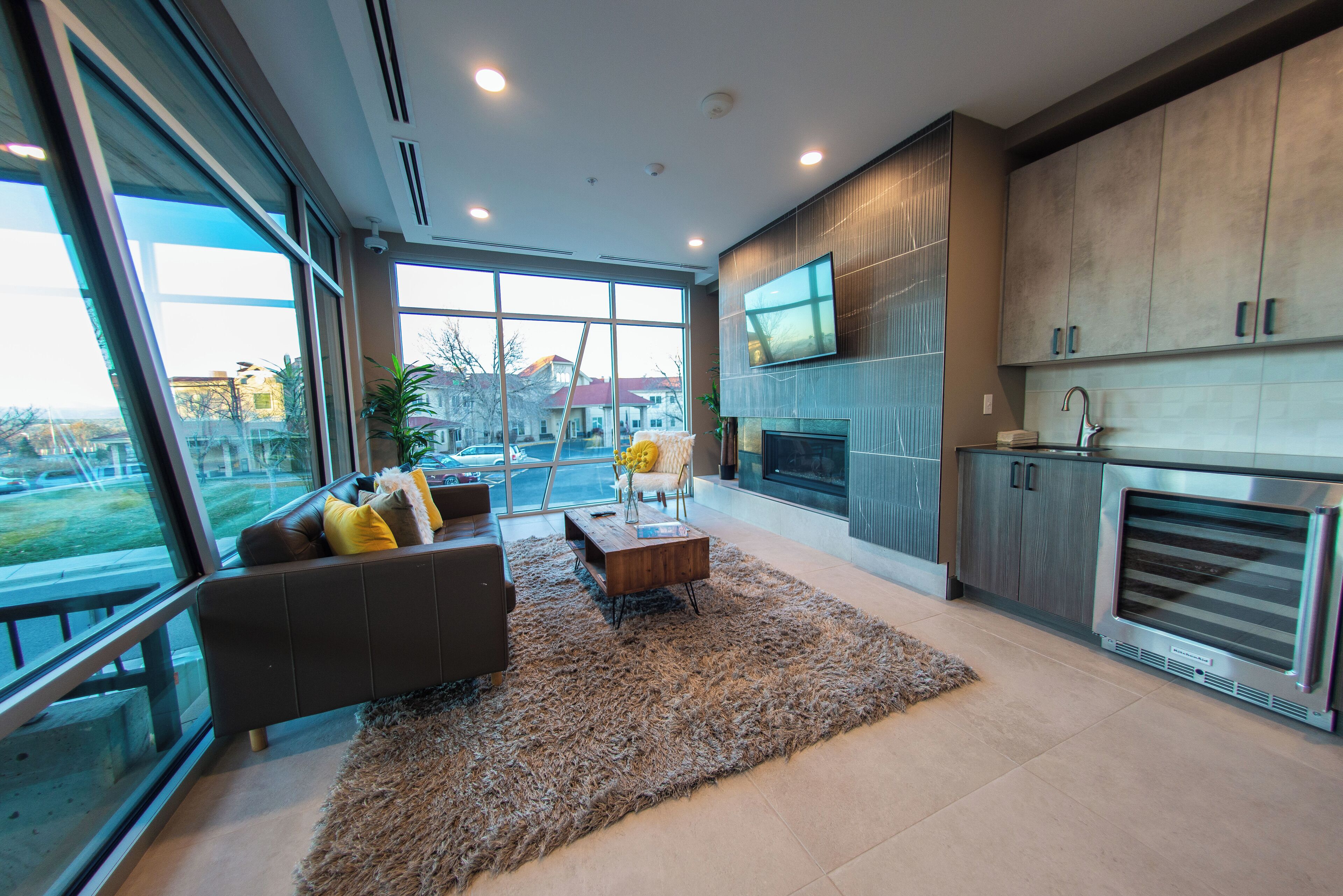 智能電視、書籍、電腦螢幕