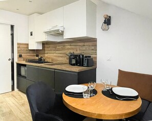 Refrigerador, cafetera y tetera, tetera eléctrica y tostadora 