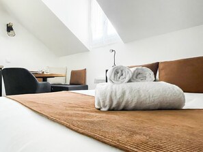 Tabla de planchar con plancha, wifi gratis y ropa de cama 