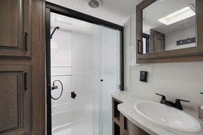 Haartrockner, Handtücher, Seife, Toilettenpapier
