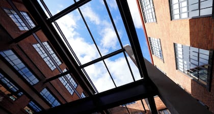 1BD Modern Industrial Loft in DT Cleveland