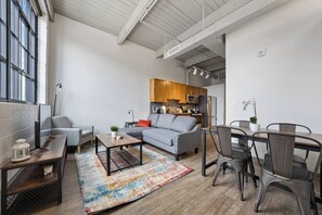 TV - Industrial 1BD in DT Cleveland (Cleveland)