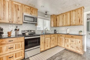 Fridge, microwave, oven, stovetop - Riverbend Cabin Hot Tub, River Front Dog Friendly (Rhododendron)