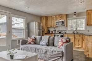 テレビ、暖炉、DVD プレーヤー、書斎 / ワークスペース