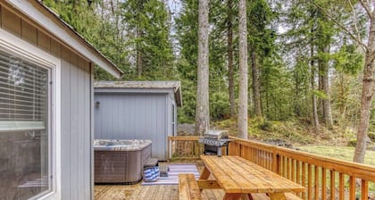 Riverbend Cabin Hot Tub, River Front Dog Friendly