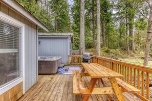 Outdoor dining - Riverbend Cabin Hot Tub, River Front Dog Friendly (Rhododendron)
