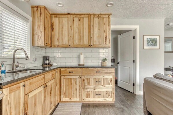 冷蔵庫、電子レンジ、オーブン、コンロ