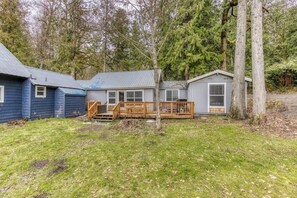 Exterior - Riverbend Cabin Hot Tub, River Front Dog Friendly (Rhododendron)