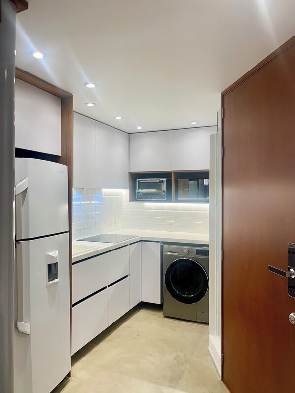 Een koelkast, een magnetron, een oven, een koffiezetapparaat/waterkoker