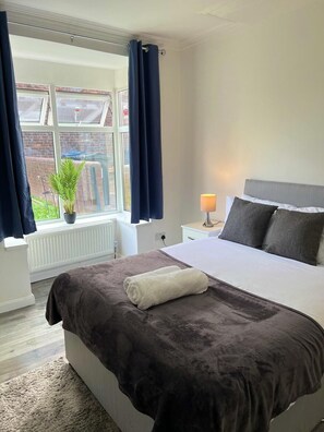 4 bedrooms, iron/ironing board, WiFi, bed sheets
