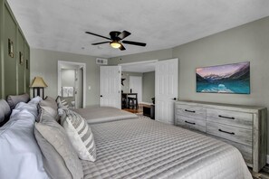 1 bedroom, iron/ironing board, WiFi, bed sheets - 5 Miles - Disney Parks! Walk to Old Town Kissimmee, Celebration, Factory Outlets (Kissimmee)