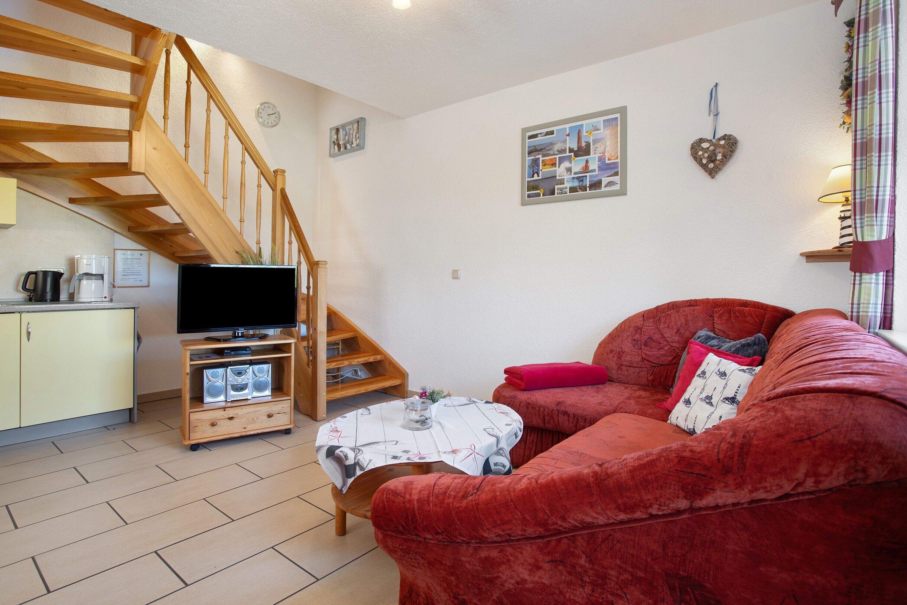 Fernseher, Tischtennisplatte, Stereoanlage