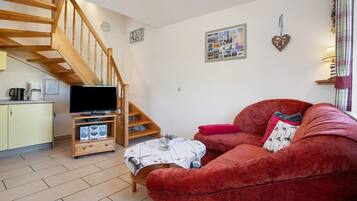 Een televisie, een tafeltennistafel en een stereo