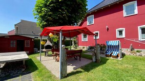 Outdoor dining - Apartment 'Fewo 12 - Halbinsel Darss - Ostsee' with Private Terrace, Shared Garden and Wi-Fi (Wieck am Darß)