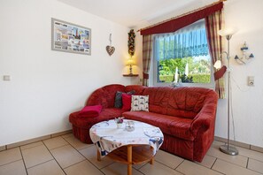 TV, ping pong, stereo - Apartment 'Fewo 12 - Halbinsel Darss - Ostsee' with Private Terrace, Shared Garden and Wi-Fi (Wieck am Darß)