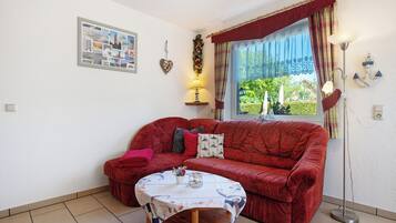 Fernseher, Tischtennisplatte, Stereoanlage