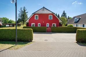 Exterior - Apartment 'Fewo 12 - Halbinsel Darss - Ostsee' with Private Terrace, Shared Garden and Wi-Fi (Wieck am Darß)