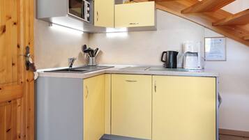 Kühlschrank, Mikrowelle, Herdplatte, Geschirrspüler
