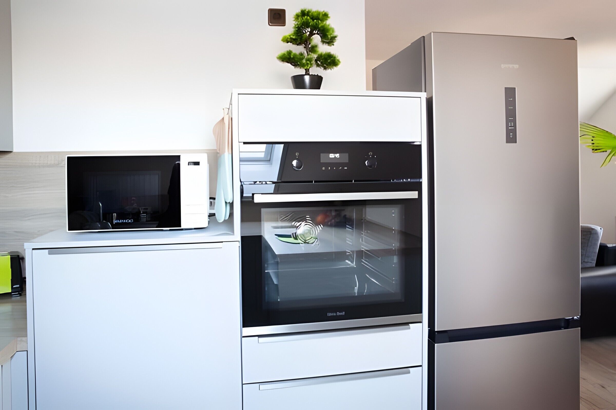 Une cuisine équipée d’un four à micro-ondes, d’un four et d’un réfrigérateur.