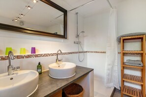 Dusche, kostenlose Toilettenartikel, Haartrockner, Bademäntel