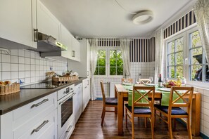 Fridge, microwave, oven, stovetop - Holiday Home 'Austernfischer Haus Sonnenschein' with Shared Terrace, Private Garden and Wi-Fi (Pellworm)