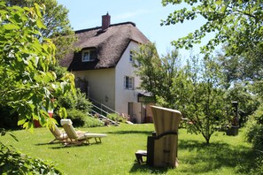 Property grounds - Holiday Home 'Austernfischer Haus Sonnenschein' with Shared Terrace, Private Garden and Wi-Fi (Pellworm)