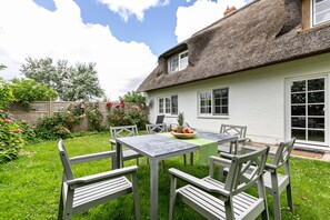 Outdoor dining - Holiday Home 'Austernfischer Haus Sonnenschein' with Shared Terrace, Private Garden and Wi-Fi (Pellworm)