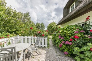 Outdoor dining - Apartment 'Südwest' with Shared Terrace, Private Garden and Wi-Fi (Pellworm)