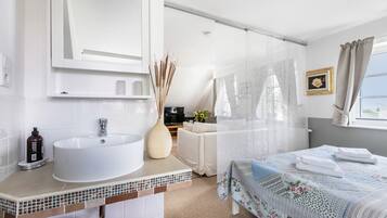 1 bedroom, free WiFi, bed sheets