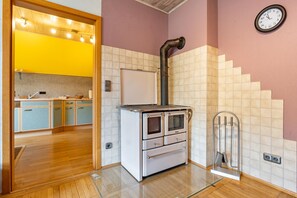 Kjøleskap, ovn, kokeplater og oppvaskmaskin