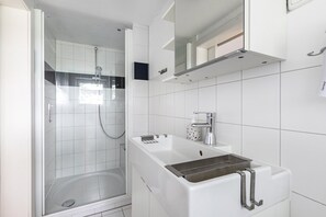 Een douche, een haardroger, handdoeken