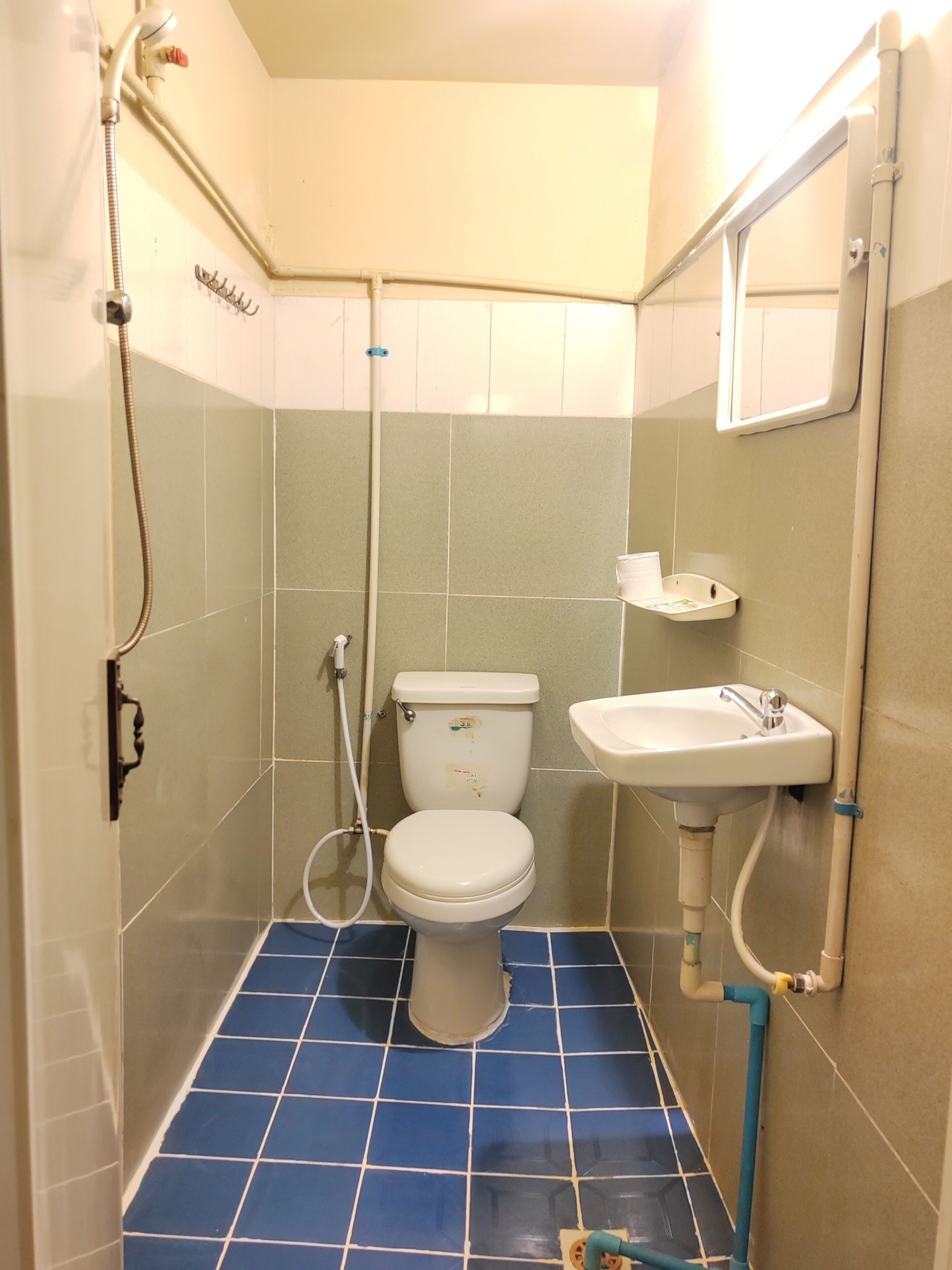 Douche, douche à « effet pluie », articles de toilette gratuits