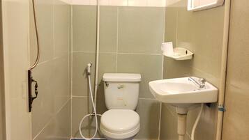Shower, rainfall showerhead, free toiletries, towels