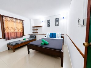 Chambre Deluxe, Plusieurs lits | 1 chambre, couette en duvet, bureau, accès au Wi-Fi (inclus)