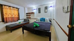 Una habitación con una cama, un banco y una estantería.