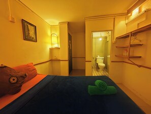 Habitación Deluxe, 1 cama doble | Baño | Ducha y cabezal de ducha tipo lluvia