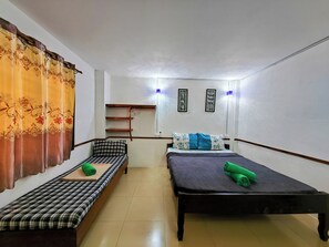 Quarto luxo, várias camas | 1 quarto, edredons de pluma, escrivaninha, Wi-Fi de cortesia