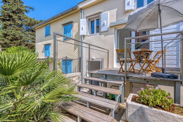 Outdoor dining - Charming Island Villa Alba, Mali Lošinj, Croatia (Mali Lošinj)