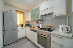 Kühlschrank, Mikrowelle, Ofen, Herdplatte