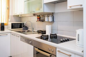 Fridge, microwave, oven, stovetop - Cityscape Comfort Apartment With Garage, Zagreb, Croatia (Zagreb)