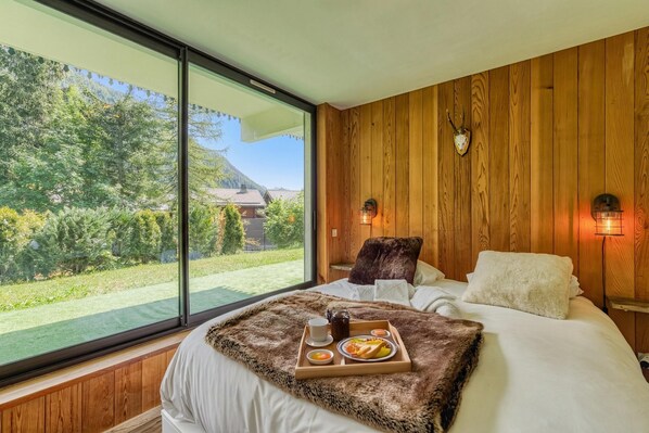 2 bedrooms, bed sheets