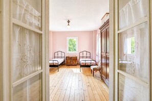 4 Schlafzimmer, Schreibtisch, Bügeleisen/Bügelbrett, kostenloses WLAN