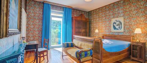 4 habitaciones, escritorio, tabla de planchar con plancha y wifi gratis