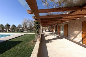 Outdoor dining - Masseria Misocampo With Garden And Pool, Calimera, Italy (Calimera)