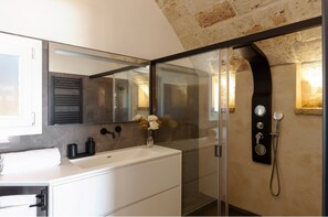 Douche, sèche-cheveux, bidet, serviettes fournies
