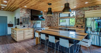 7-Bedroom: Hoops, Pickleball, Movies, Books & Games!